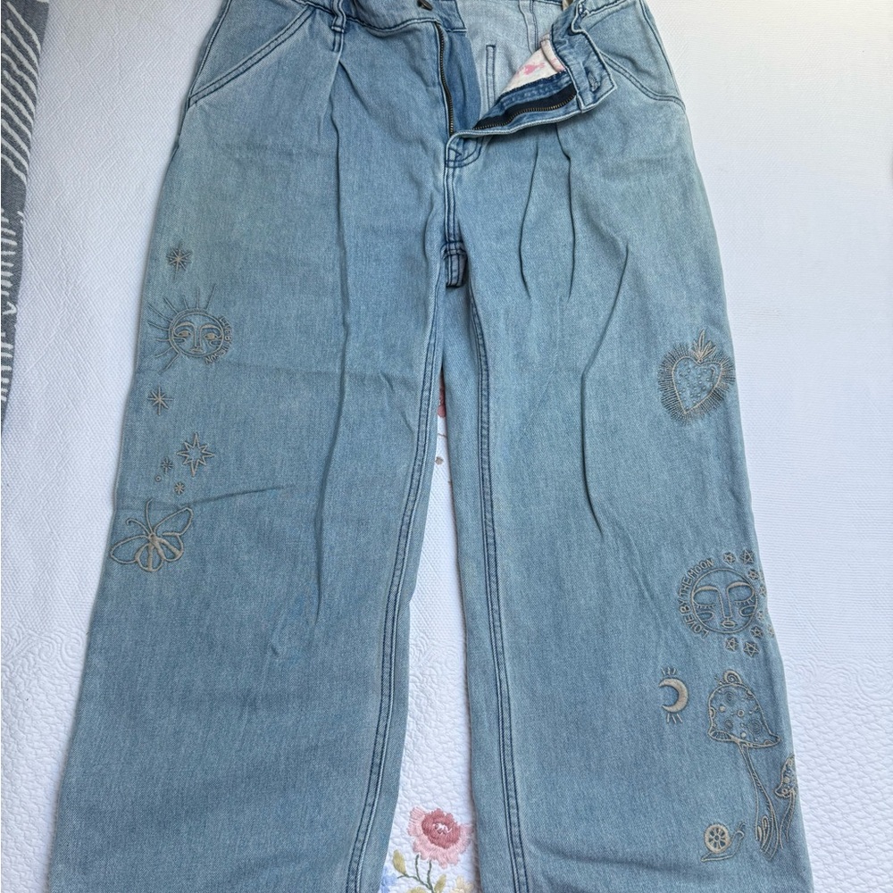 Light Wash Embroidered Women’s Jeans